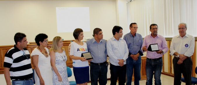 Prefeitos e Prefeitas do Sul da Bahia entregaram a placa a reitora Adélia Pinheiro (3)