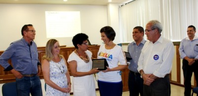 Prefeitos e Prefeitas do Sul da Bahia entregaram a placa a reitora Adélia Pinheiro