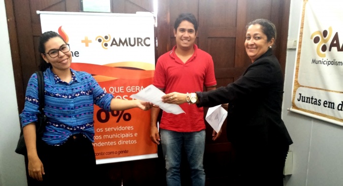 estudantes Cayse Soares e Jackson Souza receberam descontos da Amurc